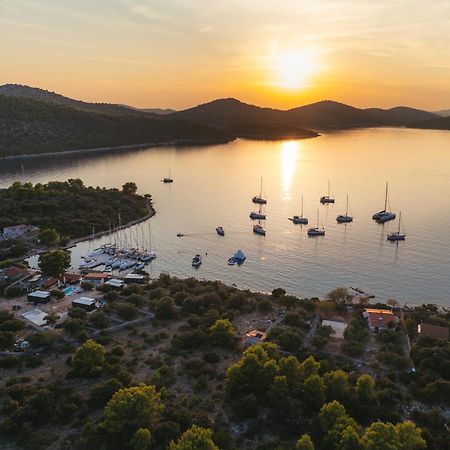 Beach House Danica - Resort & Tavern Bain, Free Transport, Pool, Island Of Zut - Kornati Pristanisce Exterior foto