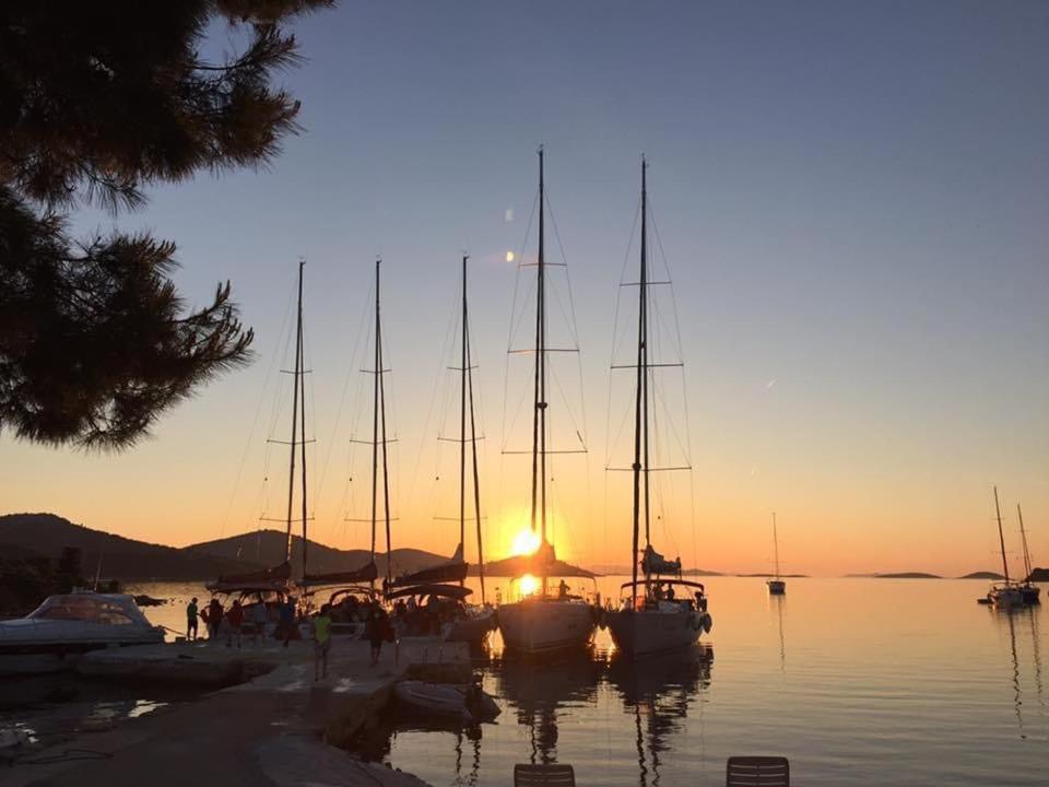 Beach House Danica - Resort & Tavern Bain, Free Transport, Pool, Island Of Zut - Kornati Pristanisce Exterior foto